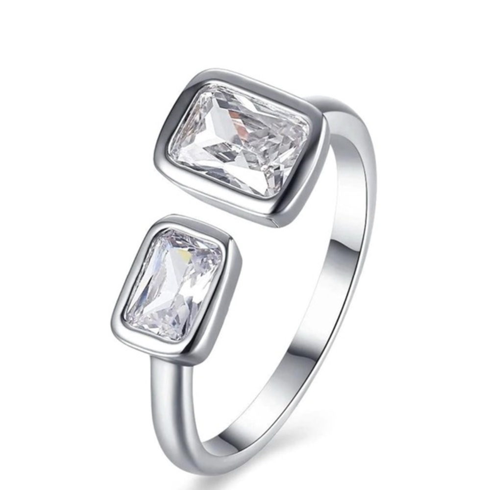 Elegant Silver plated Women's Ring with Clear Stones size s 7 cubic zirconia
